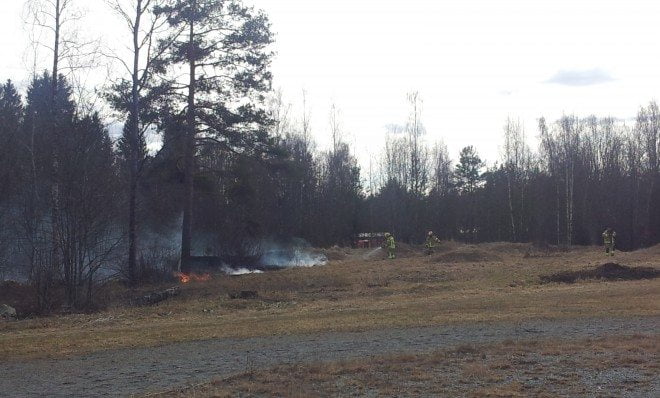 Palomiehet sammuttivat pientä maastopaloa Varilan kentällä tänään iltapäivällä. Kuva: Susanna Vesaniemi.