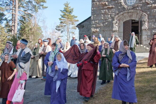 Kansaa kirkolla