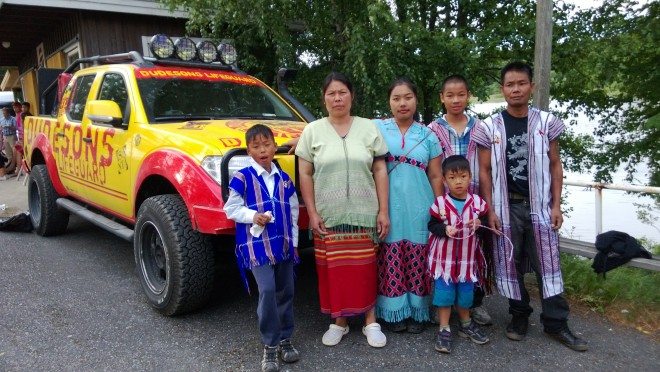 Miten perhe mahtaa selviytyä Duudsonien vierailusta? Kuvassa ensimmäisenä Clay Nay Lan, vieressä äiti Kyi Kyi Kying, seuraavana tytär Eh Ler Bleh, perheen poika Lay Kler, perheen isä Taw Nying ja etualalla poika Eh Tea Lea.