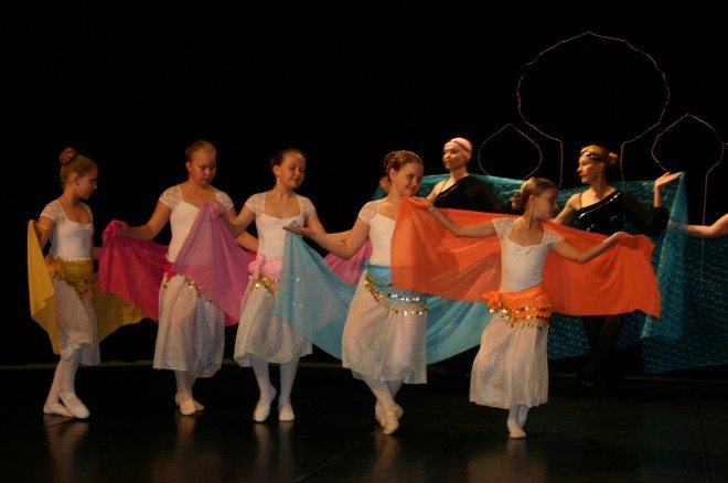 Arabian yöt: vas. Laura Mäkipää, Lotta Korpela, Viivi Kranni, Amanda Orpana & Melina Järvinen (baletti 1), takana vas, Inka Tuovinen & Elise Pajunoja (aikuisbaletti)