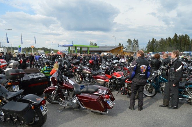 Yhteinen matka kohti motoristikirkkoa käynnistyi Häijään Nesteeltä. Kuva: Carita Malkamäki.