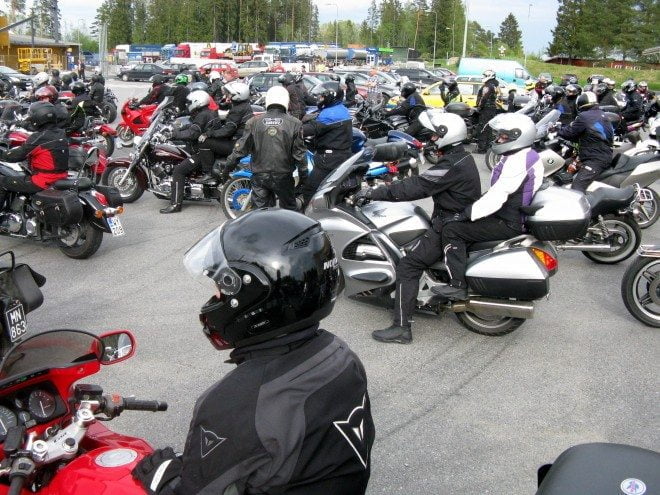 Motoristikirkkoon osallistui lähes parisataa kaksipyöräistä. Kuva: Carita Malkamäki.
