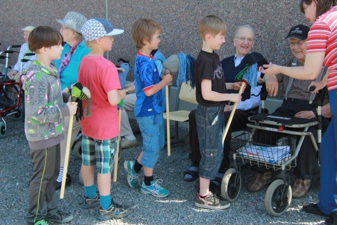 Pojat esittelemässä keppiheppojaan.