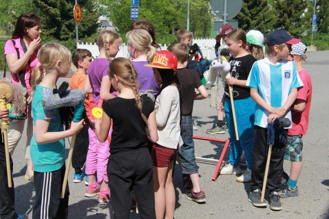 Lauttakylän koulun kolmasluokkalaisten keppihepat kirmasivat kesälaitumille.