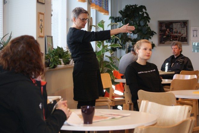 Mervi Haapanen ja Elina Hituri lausuivat runoja aluesairaalan kahviossa.