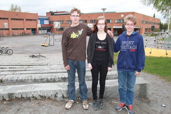 Ville Heikkilä (vasemmalla), Kerttu Ojala ja Teemu Teemu Juutilainen menestyivät taloustietokilpailussa.