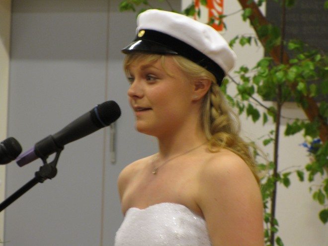 Uuden ylioppilaan puheen Lauttakylän lukiolla piti Nelli Mäkitalo.