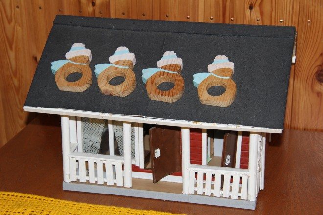 Haavistojen siirtolapuutarhamökistä on tehty myös pienoismalli.