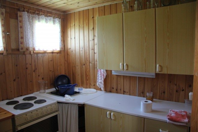 Vaikka mökki on pyritty pitämään vaatimattomana, on keittiö sen verran hyvin varusteltu, että sadepäivinä Aino Haavisto pääsee leipomaan.