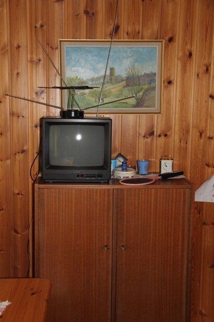 Haavistojen siirtolapuutarhamökin televisio on vain rekvisiittaa. Se ei ole toiminut enää vuosiin.