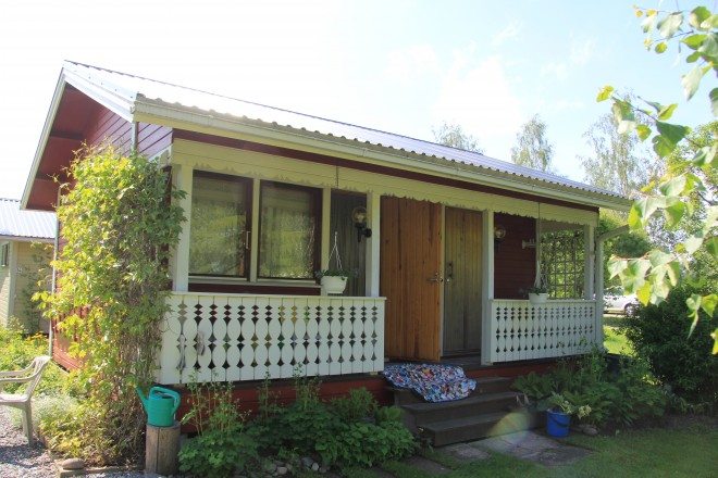 Aino ja Tauno Haavisto viettävät puolet kesästä siirtolapuutarhamökillään Huittisten Pappilaniemessä.