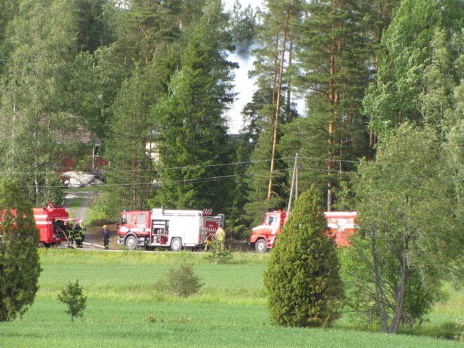 Toivarin tiellä palanutta taloa oli sammuttamassa useita yksiköitä. Kuva V.H.