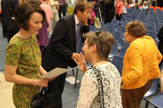 Jenni Haukiolla riitti aikaa vaihtaa ajatuksia kirjapäivien vieraiden kanssa.
