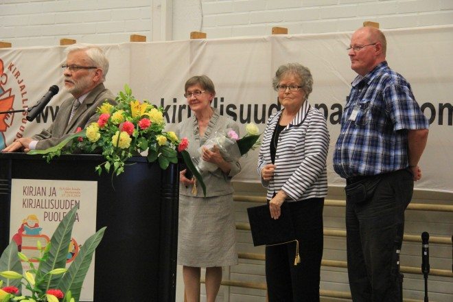 Suomen tietokirjailijoiden myöntämät Warelius-palkinnot annettiin tähtitieteilijä Tapio Markkaselle (vasemmalla) ja lehtori Eila Hämäläiselle. Palkinnot luovuttivat palkintolautakunnan jäsen Kirsi Mäkinen ja Suomen tietokirjailijat ry:n puheenjohtaja Markku Löytönen.