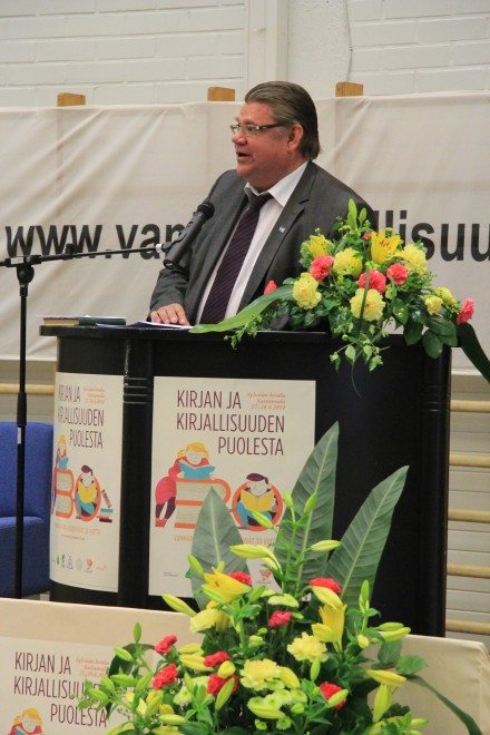 Kansanedustaja Timo Soini kertoi kuulijoille omista vanhan kirjallisuuden löydöistään.