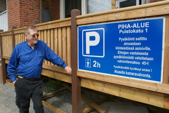 Antero Ylimaa korostaa, että  Apajan parkkipaikat on alunperinkin tarkoitettu vain Apajassa asioivien käyttöön. 