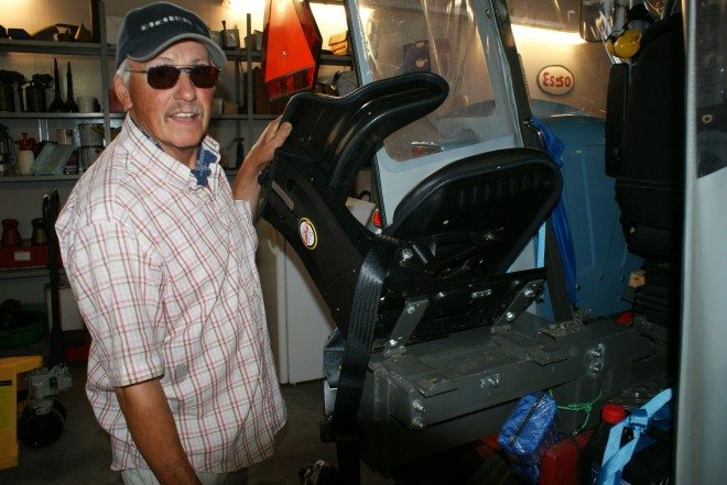 "Tässä on vaimon paikka", esittele saksalainen Hans-Dieter Wunderlich traktoriin nikkaroimaansa lisäistuinta.