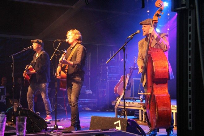 Teleks sai festarikansan laulamaan ja tanssimaan hittiensä tahtiin.