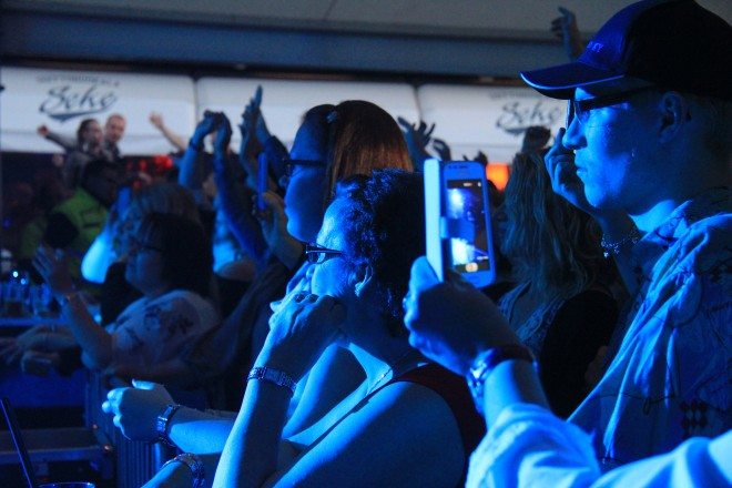 Lavan edessä tunnelmoitiin.