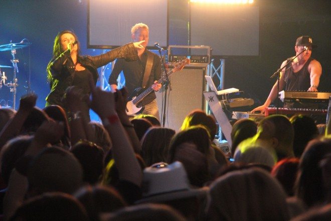 Alkukeikan teknisten ongelmien jälkeen Kaija otti yleisönsä täysillä.