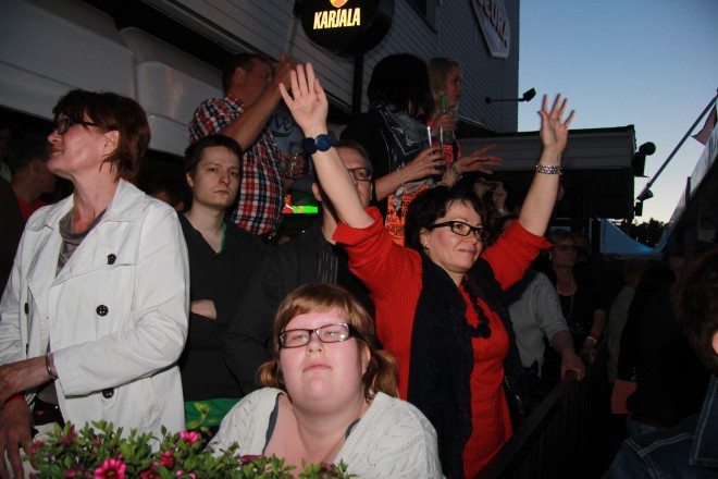 Kaija Koon tahdissa tanssittiin myös pöydillä.