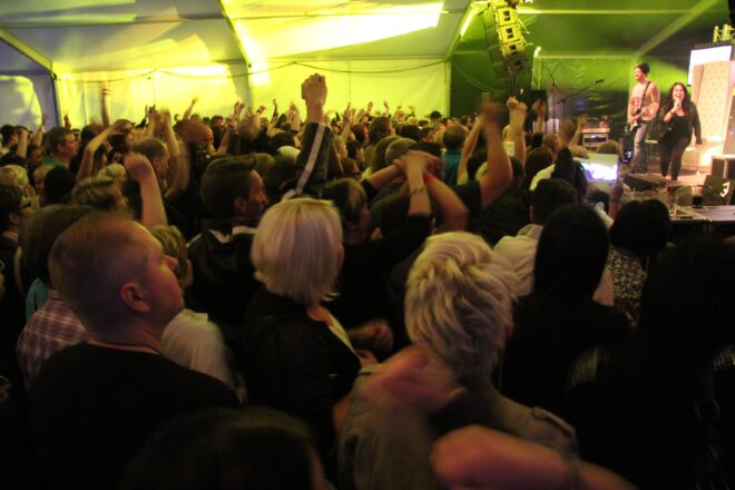 Korkkarit nousivat kattoon Kaijan Koon esiintyessä Saparoilla.