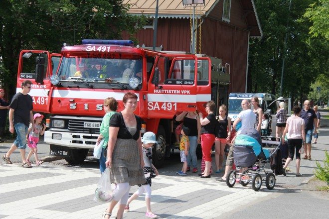 Myös paloauton ympärillä riitti kuhinaa.