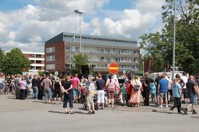 Torilla järjestetyt voimamieskilpailut kiinnostivat yleisöä.