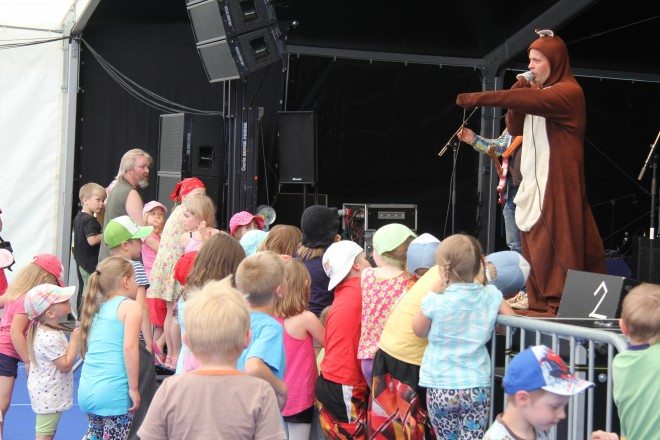 Lapset parveilivat Kengurumeiningin kengurun ympärillä.