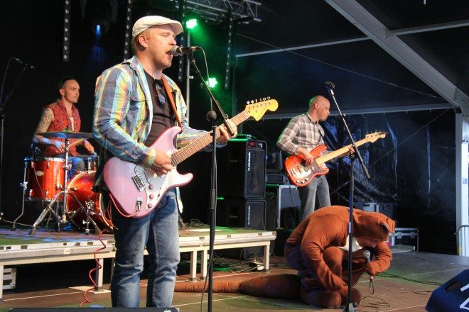 Kengurumeininki laulatti ja tanssitti lapsia.