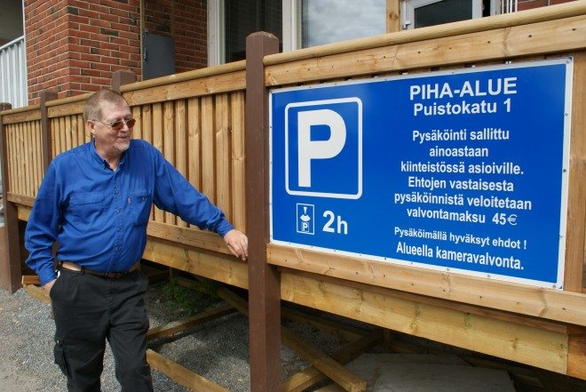 Antero Ylimaa alkoi vaati kesäkuun lopulla 45 euron maksua tontillaan väärin pysäköiviltä. Nyt hän luopuu maksusta.