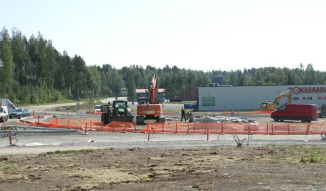 Asfaltointi Tuomiston kiertoliittymässä pyörähtää kunnolla käyntiin ensi maanantaina. Töistä aiheutuu merkittävää haittaa liikenteelle.