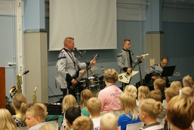 Kimmo Kopra (vas.) ja Panssarisoittajat musisoivat Punkalaitumen koululaisille aamupäivällä liikuntahallilla.