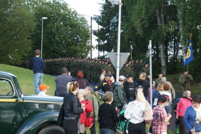 Urheilukentältä varusmiehet laskeutuivat Urjalantielle valmistautumaan ohimarssiin.