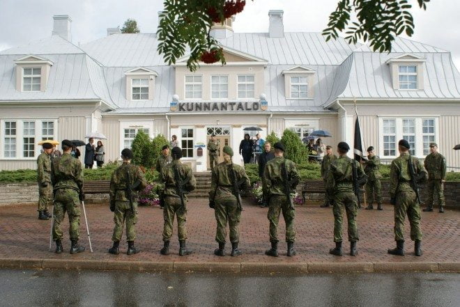 Ennen varsinaista valaa joukko varusmiehiä antoi sotilasvakuutuksen kunnantalolla.