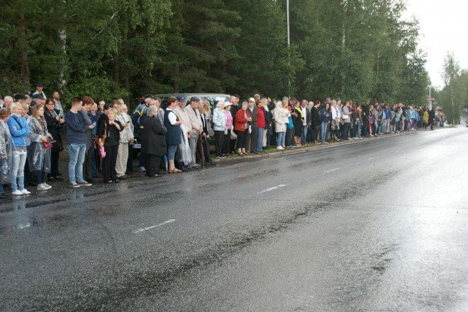 Ohimarssista kiinnostunut yleisö täytti kadunvarren.