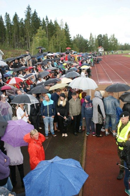 Sateenvarjo tuli tarpeeseen Vartiolan urheilukentällä, kun rankkasade alkoi juuri sotilasvalan alkumetereillä.