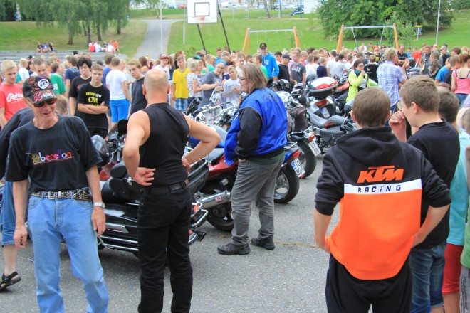Varovaisten silmäysten jälkeen osa oppilaista uskalsi moottoripyörien kyytiin ja kaasukahvoja vääntämään. Kuva: Laura Haavisto.