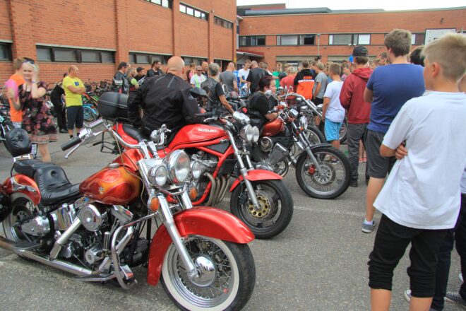 Asiapitoisen osuuden jälkeen siirryttiin viihteeseen, eli tutkimaan motoristien kaksipyöräisiä. Kuva: Laura Haavisto.