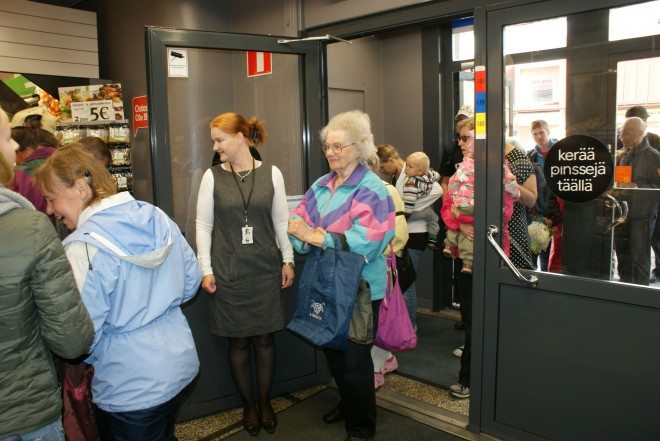 Pirkanmaan aluemyyntipäällikkö Tytti Heino vastaanotti asiakkaita ovella.