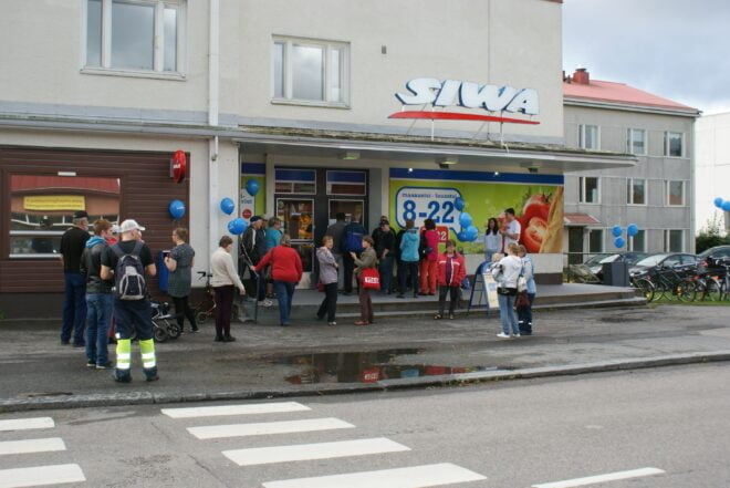 Vammalan Asemakadun remontoitu Siwa avattiin jälleen tänään klo 10. Asiakkaita kertyi jonoksi asti odottamaan ovien aukenemista.