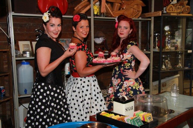 Emilia Hakanen, Sanna Raikula ja Aino Kulmala ovat kiinnostuneita Pin up -tyylistä.