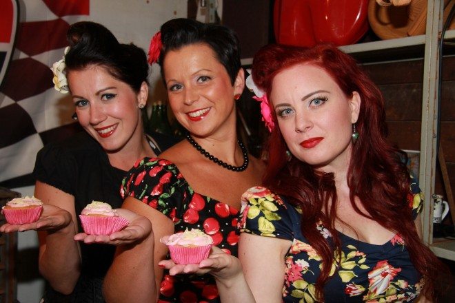 Hakanen, Raikula ja Kulmanen aloittivat kesäkuussa Sini Tarkkisen vetämän Pin up -mallikurssin.