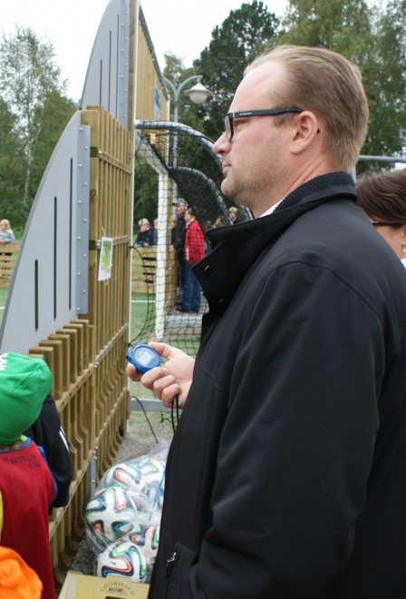 Sastamalan kaupunginjohtaja Jarkko Malmberg kellotti FC Vapsin edustajien ja oppilaiden välisen ottelun.