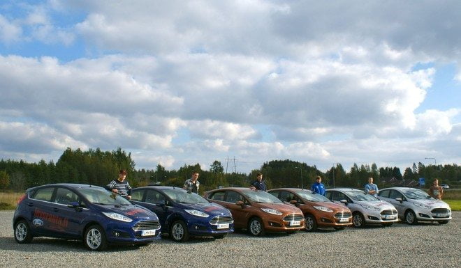 Levorannan Autoliike lahjoitti VaLePan liigajoukkueen käyttöön kuusi tuliterää Ford Fiestaa.