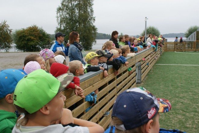 Marttilan koulun oppilaat kannustivat omiaan äänekkäästi.