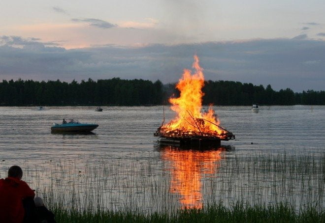 Kuva 10. Kokkotulilla. Tyrvääläinen juhannus Kokemäenjoen varrella, Laiturikahvilan kupeessa.