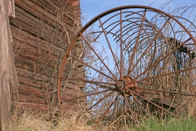 Kuva 26. Hylätty Haravakone, muistona menneestä ajasta, kun ne pienet arkiset asiat olivat vielä se elämän suola, hyvine ja huonoine hetkineen.