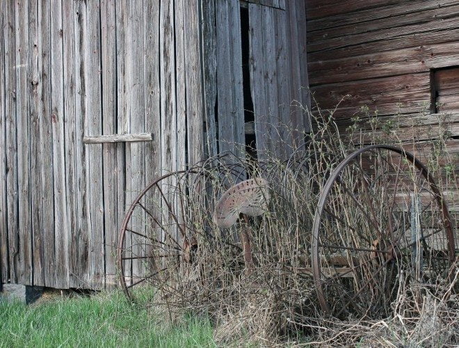 Kuva 29. Haravakone. Hylätty Haravakone, muistona menneestä ajasta, kun ne pienet arkiset asiat olivat vielä se elämän suola, hyvine ja huonoine hetkineen.
