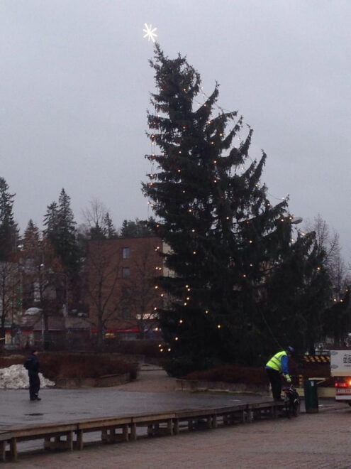 Vammalan torin muhkea joulukuusi taipui kovassa tuulessa kohti Puistokatua. Lukijan kuva. 